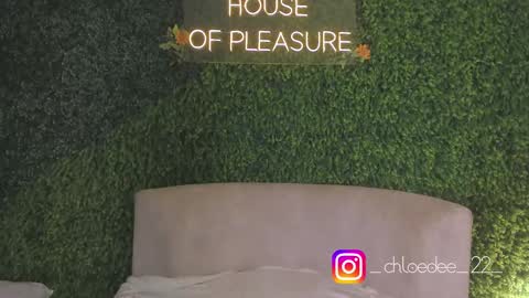 Chloe online show from October 2025 12:57:02 PM