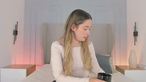 Snapshot of chloe_dee_ chatting on June 2026 07:03:02 PM Chloe online show from June 2026 07:03:02 PM