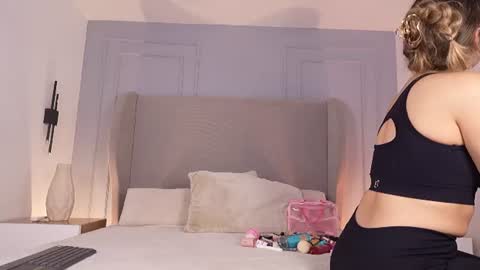 Snapshot of chloe_dee_ chatting on July 2026 01:06:02 PM Chloe online show from July 2026 01:06:02 PM