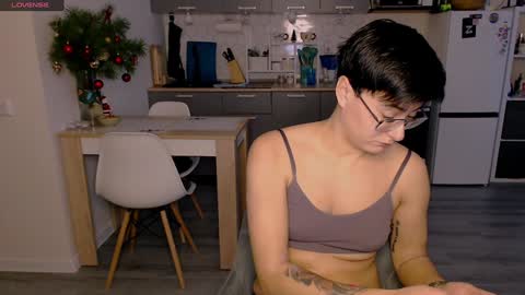 Snapshot of chloe_x_ chatting on January 2025 10:21:02 AM Eva and Sandra online show from January 2025 10:21:02 AM