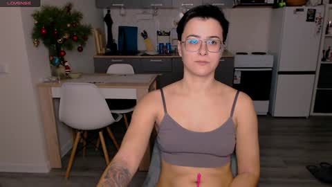 Snapshot of chloe_x_ chatting on January 2025 04:54:02 PM Eva and Sandra online show from January 2025 04:54:02 PM