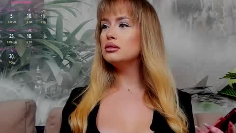 Chloee online show from November 2025 07:01:02 PM