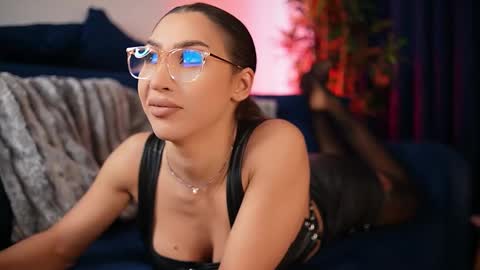 chloemin_ online show from December 2025 07:25:01 AM