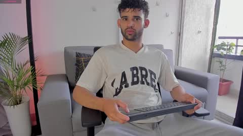 Im Chirs IM MODEL INDEPENDT online show from January 2025 04:05:01 PM