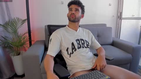 Im Chirs IM MODEL INDEPENDT online show from January 2025 07:06:02 PM