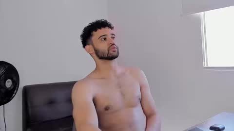 Im Chirs IM MODEL INDEPENDT online show from September 2025 03:23:02 PM