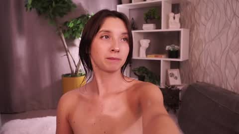   L  online show from September 2025 08:57:01 PM