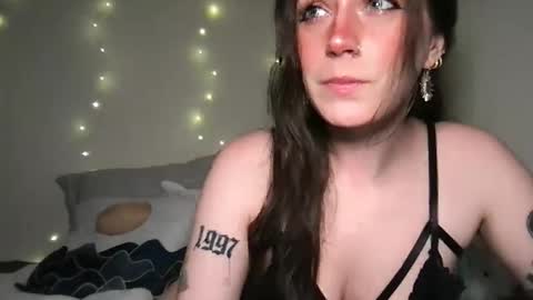 Snapshot of cinnamonpeaches chatting on February 2025 02:07:02 AM Carmen online show from February 2025 02:07:02 AM