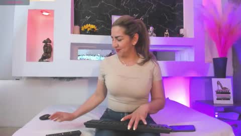 Cinthya  online show from February 2026 12:05:02 PM