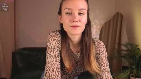 Snapshot of clare_ff chatting on October 2025 01:40:02 PM Claire online show from October 2025 01:40:02 PM