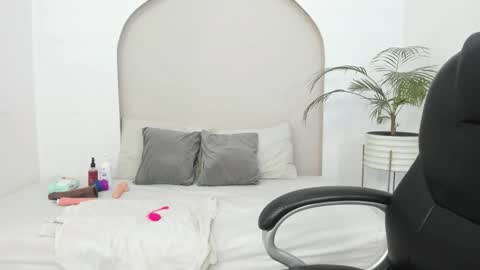 Cloe  online show from January 2026 04:00:02 PM