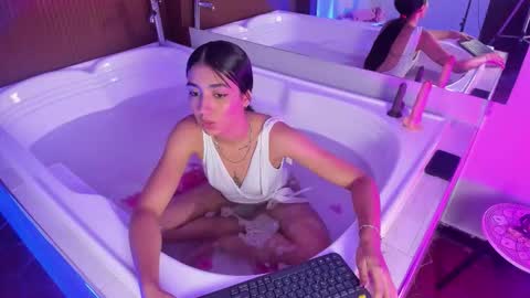 CLOE  online show from November 2025 04:11:02 AM