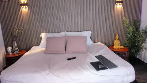 Cloe Harp  online show from October 2025 11:30:01 AM