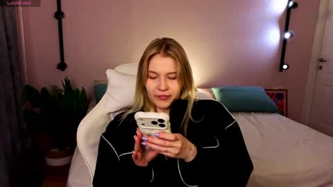 Collen Mon Tue Wed Thu Fri GMT 3 0300am - 0900am  online show from April 2026 04:45:01 PM