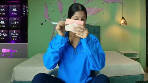 C O N N I E online show from November 2025 08:08:02 PM