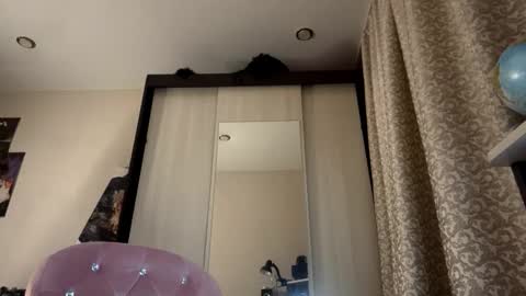 Isabella online show from November 2025 06:18:02 PM