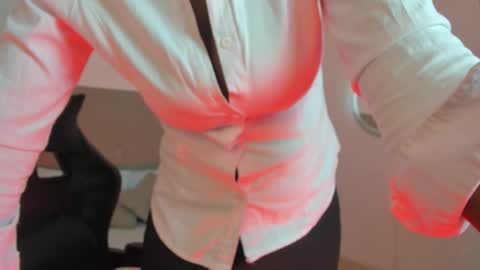 C O R A  L online show from November 2025 02:36:02 AM