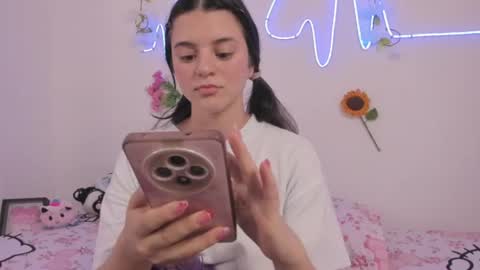 Coraline uwu     Bienvenidos al dulce mundo de Coraline    Hola amores soy Coraline  Una chica  tierna juguetona online show from July 2026 02:05:17 AM