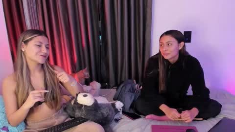 couple_funnyy online show from December 2025 04:19:01 AM