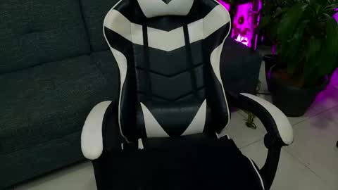 Laura  online show from April 2026 04:28:01 AM