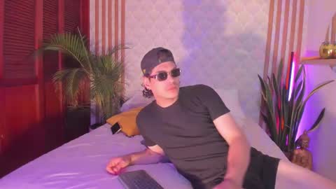 Snapshot of cristianblaze_pamelareal chatting on November 2025 07:19:01 AM Cris Pame online show from November 2025 07:19:01 AM