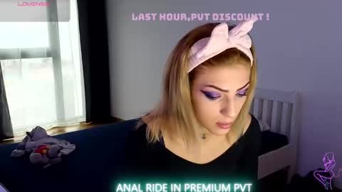 Crys online show from December 2025 08:44:01 AM