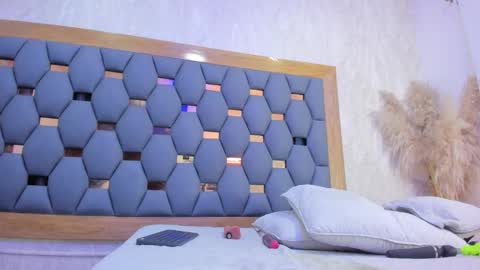 crystal_sm online show from December 2025 03:48:01 AM