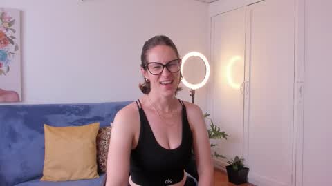 Leonela online show from March 2026 06:01:01 PM