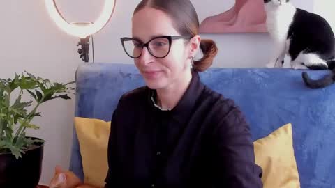 Leonela online show from May 2026 07:08:02 PM