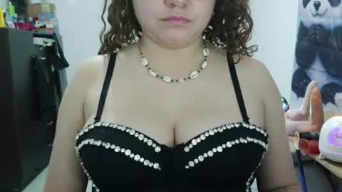 Snapshot of curly_greeneyed chatting on June 2026 01:43:01 AM Vannesa online show from June 2026 01:43:01 AM