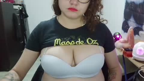 Snapshot of curly_greeneyed chatting on July 2026 02:38:02 AM Vannesa online show from July 2026 02:38:02 AM