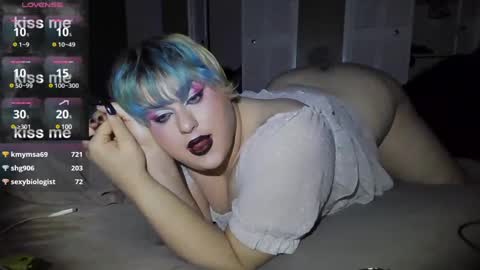 Snapshot of curvygothfemboy chatting on January 2025 05:30:01 AM Curvygothfemboy online show from January 2025 05:30:01 AM