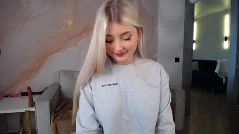 Snapshot of cute18cute chatting on January 2025 08:07:02 AM Kira  online show from January 2025 08:07:02 AM