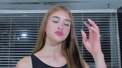 Snapshot of cuteanddesesperate chatting on February 2025 04:37:02 AM WANNA SEE MORE OF TWINS online show from February 2025 04:37:02 AM