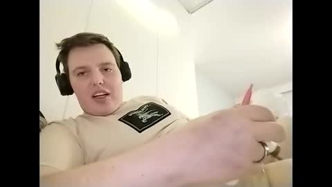 CuteguyBWC92 online show from November 2025 06:45:02 AM