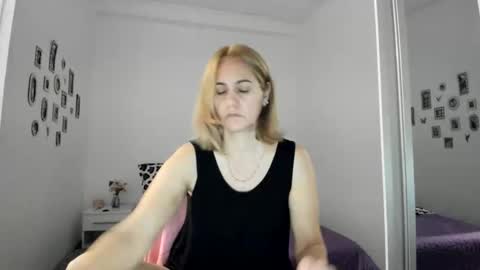 Snapshot of cutehana chatting on November 2025 04:09:01 PM MADY online show from November 2025 04:09:01 PM