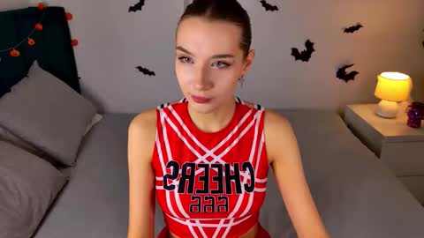 Vivienne online show from October 2025 01:39:01 PM