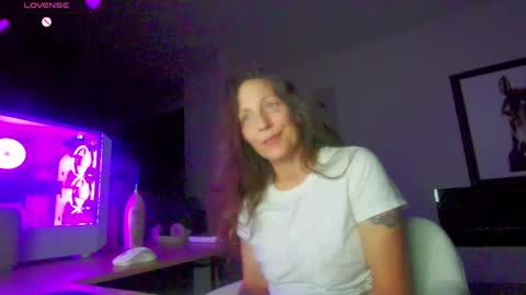 Snapshot of daisy_dove chatting on May 2026 03:46:01 AM Daisy online show from May 2026 03:46:01 AM
