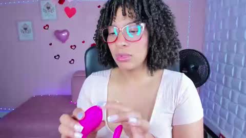 Snapshot of danna_berry chatting on March 2025 03:35:01 PM DannaBerry online show from March 2025 03:35:01 PM