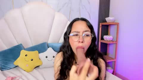 Snapshot of daphnevalucci chatting on April 2026 05:02:02 AM daphnevalucci online show from April 2026 05:02:02 AM