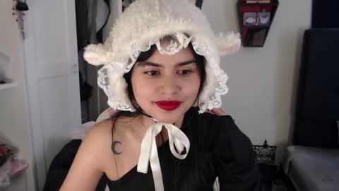 Snapshot of dark_angel_66 chatting on December 2024 07:44:01 PM Moony online show from December 2024 07:44:01 PM