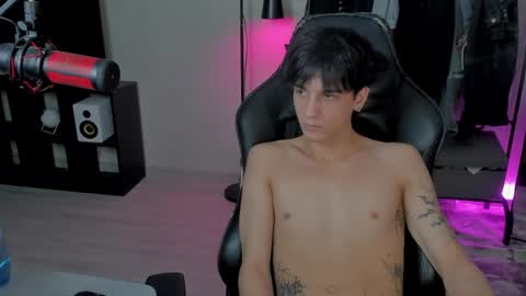 Snapshot of davisross chatting on January 2025 09:48:02 PM davis online show from January 2025 09:48:02 PM