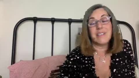 Snapshot of ddmolly chatting on April 2026 03:17:01 AM DDMolly online show from April 2026 03:17:01 AM