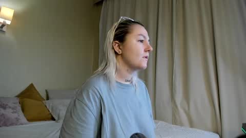 Debbie Mon Tue Fri Sun Sat GMT 3 1000am - 0400pm  online show from December 2024 02:52:02 PM