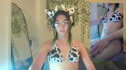 Snapshot of deciduousdoll chatting on September 2025 06:02:02 AM deciduousdoll online show from September 2025 06:02:02 AM