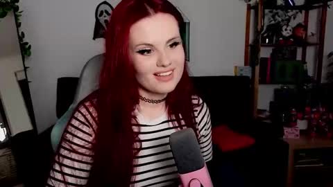 dellacrush_ online show from November 2025 06:07:02 PM