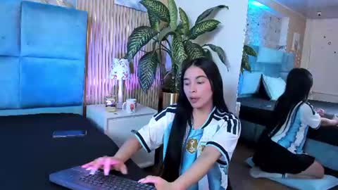 Snapshot of delphine_doll chatting on June 2026 01:54:01 PM Delia online show from June 2026 01:54:01 PM