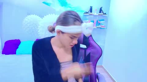 Snapshot of demi_leed chatting on January 2026 11:48:02 AM DEMI online show from January 2026 11:48:02 AM