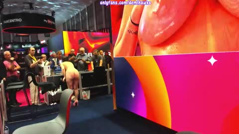 Demi online show from September 2025 01:04:01 PM