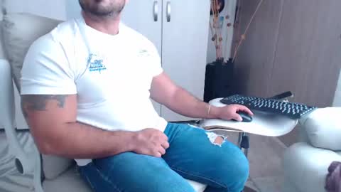 Snapshot of derek_group chatting on June 2026 05:05:01 PM Derek online show from June 2026 05:05:01 PM